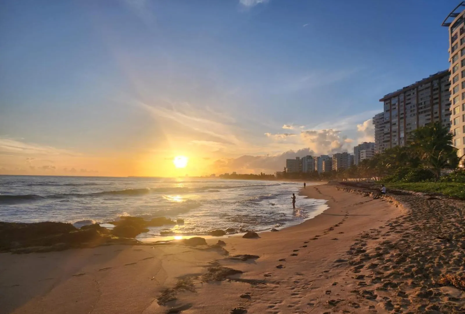 Gorgeous 1-Bedroom Beachside Suite San Juan Apartment